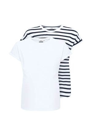 Twee T-shirts met korte mouwen, één effen wit aan de voorkant en één wit met zwarte horizontale strepen aan de achterkant, allebei met een ronde hals.