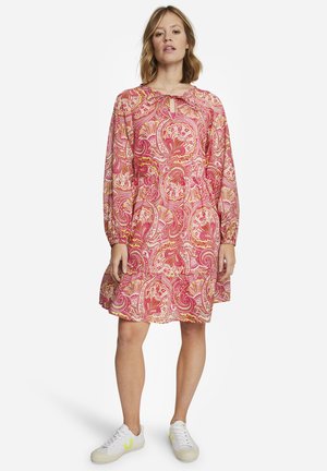 SHORT VOLUME SLEEVE - Denní šaty - fuchsia