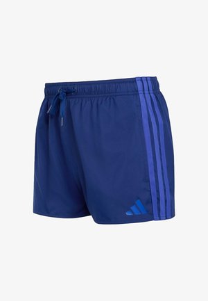 Námornícke modré športové šortky vyrobené z ľahkého materiálu, s pásom na šnúrku, bočnými pruhmi v svetlejšej modrej farbe a logom Adidas.