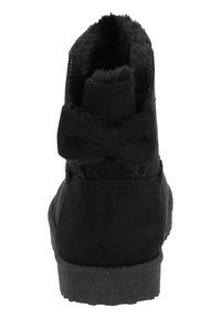 Svart ankelboot med en mjuk, texturerad foder, med en rosettdekoration på baksidan och en gummisula för bra grepp.