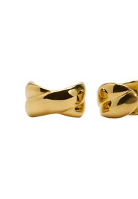 Pierścionek w odcieniu złota z gładką, polerowaną powierzchnią o rzeźbiarskim wzorze. Charakteryzuje się zaokrąglonymi krawędziami i organicznym kształtem.