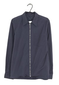 Camicia a maniche lunghe blu navy realizzata in tessuto leggero, con zip frontale, colletto a punta e taschino sul lato sinistro del petto.
