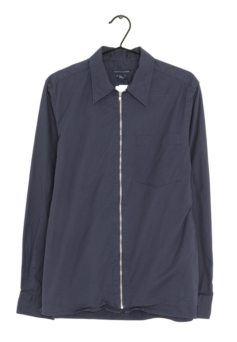 Camicia a maniche lunghe blu navy realizzata in tessuto leggero, con zip frontale, colletto a punta e taschino sul lato sinistro del petto.