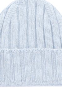Berretto lavorato a maglia di colore azzurro chiaro con una texture a coste, caratterizzato da strisce verticali alternate e un risvolto alla base.