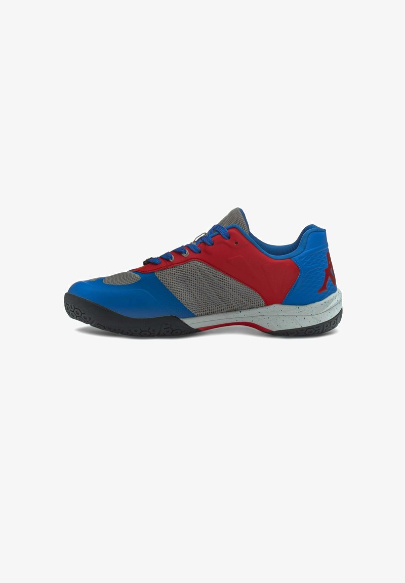 Scarpe da ginnastica blu e rosse con tomaia in rete, accenti grigi e suola testurizzata. Presentano lacci blu e una soletta screziata.