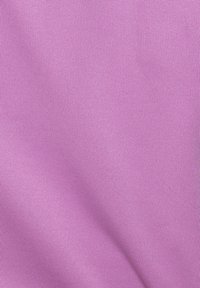 Texturiertes Gewebe in einem sanften, helllila Farbton, mit einem gerippten Muster und leicht glänzender Oberfläche, geeignet für verschiedene Anwendungen.