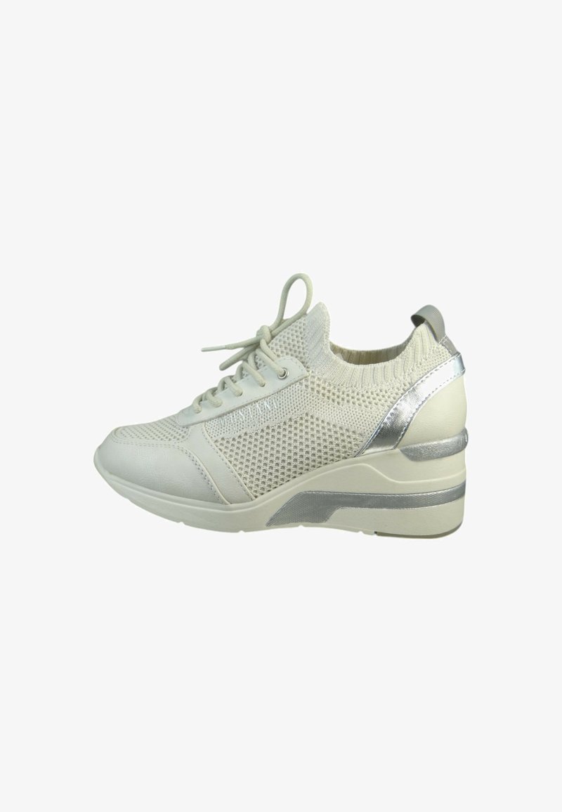 Sneaker con tacco a zeppa, caratterizzato da una parte superiore in rete grigio chiaro, suola in gomma, finiture argentate e chiusura con lacci. Dettagli testurizzati sui lati.