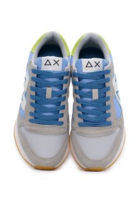 Sneakers sportivi realizzati con un mix di suede grigio chiaro e rete blu, con dettagli verde, lacci blu piatti e suola in gomma.