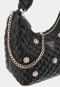 Borsa a tracolla nera trapuntata in pelle sintetica con catena dorata, adornata con fiori decorativi in cristallo e una placca con il logo.