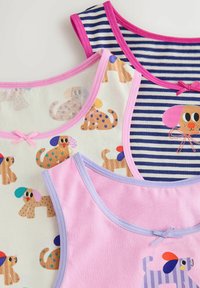 Trois débardeurs pour enfants avec des motifs de chiens : un rayé bleu marine et blanc, un crème avec différents chiens colorés, et un uni rose avec un chien violet.