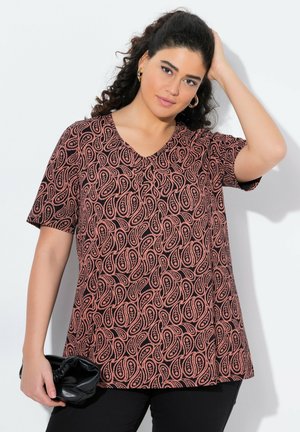 Sort T-shirt med korte ærmer og et paisley-mønster i koralfarve. Har en V-halsudskæring og en afslappet pasform, holdt sammen med en sort clutch.