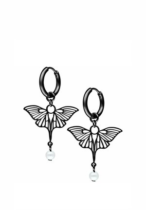 Schwarze Creolen-Ohrringe mit filigranen, schmetterlingsförmigen Anhängern und kleinen weißen Perlen, die unter jedem Anhänger hängen.