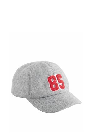 Casquette de baseball en laine grise avec une couronne structurée, arborant des chiffres rouges brodés "85" à l'avant. Texture douce, visière courbée.