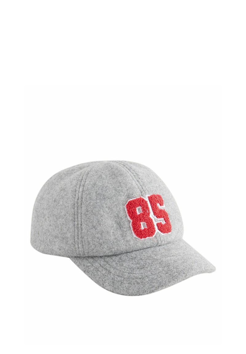 Grå uld baseballcap med en struktureret krone, der har broderede røde tal "85" på forsiden. Blød tekstur, buet skygge.