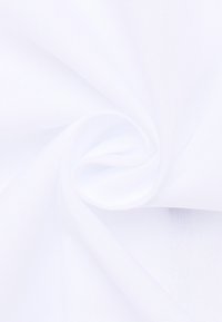Tessuto bianco con una superficie liscia e leggermente strutturata, che mostra una morbida caduta e una leggera lucentezza. Nessun motivo o accessorio visibile.