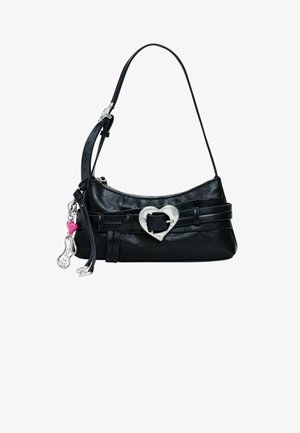 Mustast nahast käekott kaarekujulise vormiga, hõbedased südamekujundusega detailid, tekstuurse viimistlusega ning rihma külge kinnitatud dekoratiivse ripatsiga.