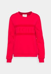 Röd sweatshirt med rund halsringning och långa ärmar. Har texturerade horisontella ränder och ordet "CECILIE" i en kontrasterande nyans.
