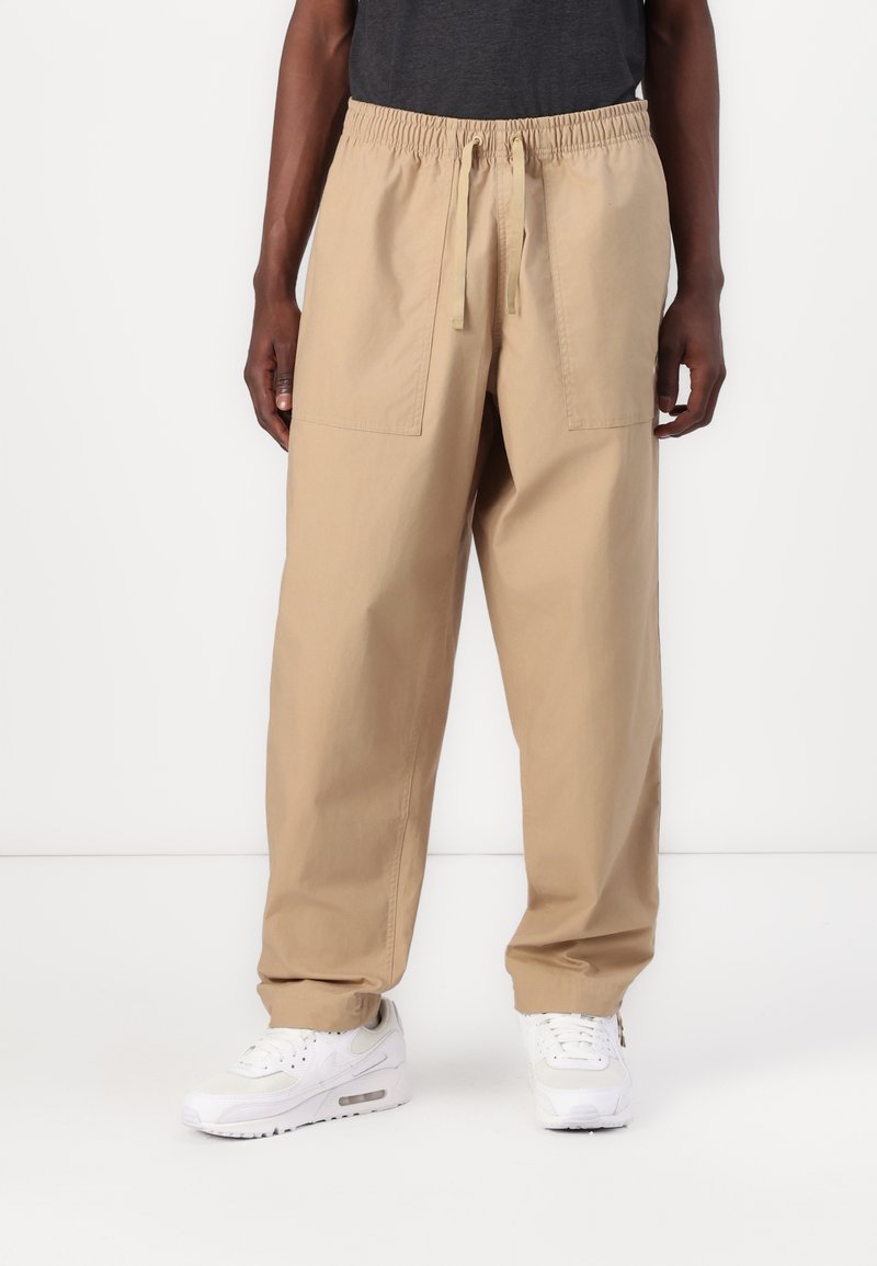 Nike Sportswear - CLUB BARCELONA PANT - Tracksuit bottoms - beige, Enlarge