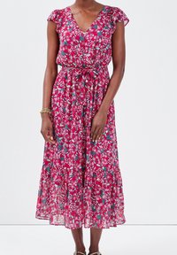 Robe midi fleurie rose, avec des manches courtes à volants, un col en V, une taille cintrée avec un lien, et une jupe à volants ornée d'imprimés vibrants.
