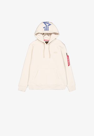 Crème hoodie gemaakt van zachte stof, met een voorvak, trekkoordcapuchon, blauw logo op de capuchon en een rode zijkraag voor detail.