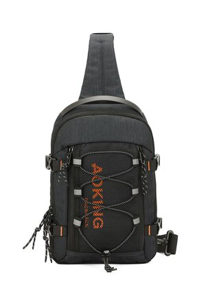 Zaino a tracolla nero con tessuto testurizzato, logo arancione, dettaglio con corda elastica bungee, cinturino regolabile e numerosi dettagli metallici.