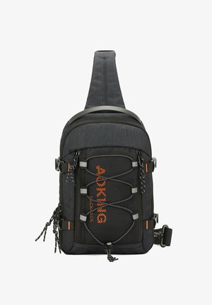 Sac à dos en bandoulière noir avec tissu texturé, logo orange, détail de cordon élastique, sangle ajustable et plusieurs accents métalliques.