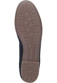 Suela de zapato con un fondo de goma marrón texturizada que presenta un diseño de agarre en patrón cruzado. El lateral tiene una tela azul oscura que se extiende hacia arriba.