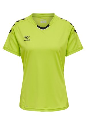 Limegrøn sportsbluse lavet af syntetisk stof, med V-hals, korte ærmer og sorte accenter på skulderne. Hummel-logoet er synligt.