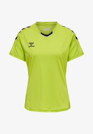Limoengroene sportshirt gemaakt van synthetische stof, met een V-hals, korte mouwen en zwarte accentlijnen op de schouders. Hummel-logo weergegeven.