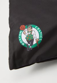 Tissu noir avec un logo des Boston Celtics mettant en vedette un leprechaun, un ballon de basket et une bordure circulaire verte avec le texte "BOSTON CELTICS".