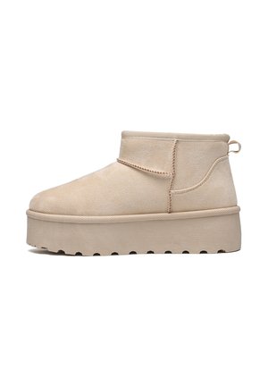 Beige ruskind ankelstøvle med tyk platformssål, rund tå, synlige sømme og hælflap, vist i sideprofil.
