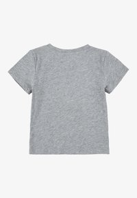 Graues T-Shirt mit kurzen Ärmeln aus weicher Baumwolle, ausgestattet mit einem einfachen Rundhalsausschnitt und einem glatten, leicht strukturierten Stoff.