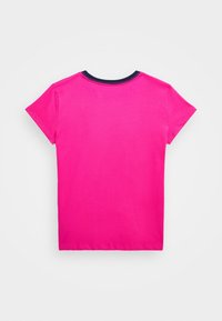 Kortärmad t-shirt i klar rosa bomull med en marinblå krage. Slät textur och enkel design utan ytterligare mönster eller dekorationer.