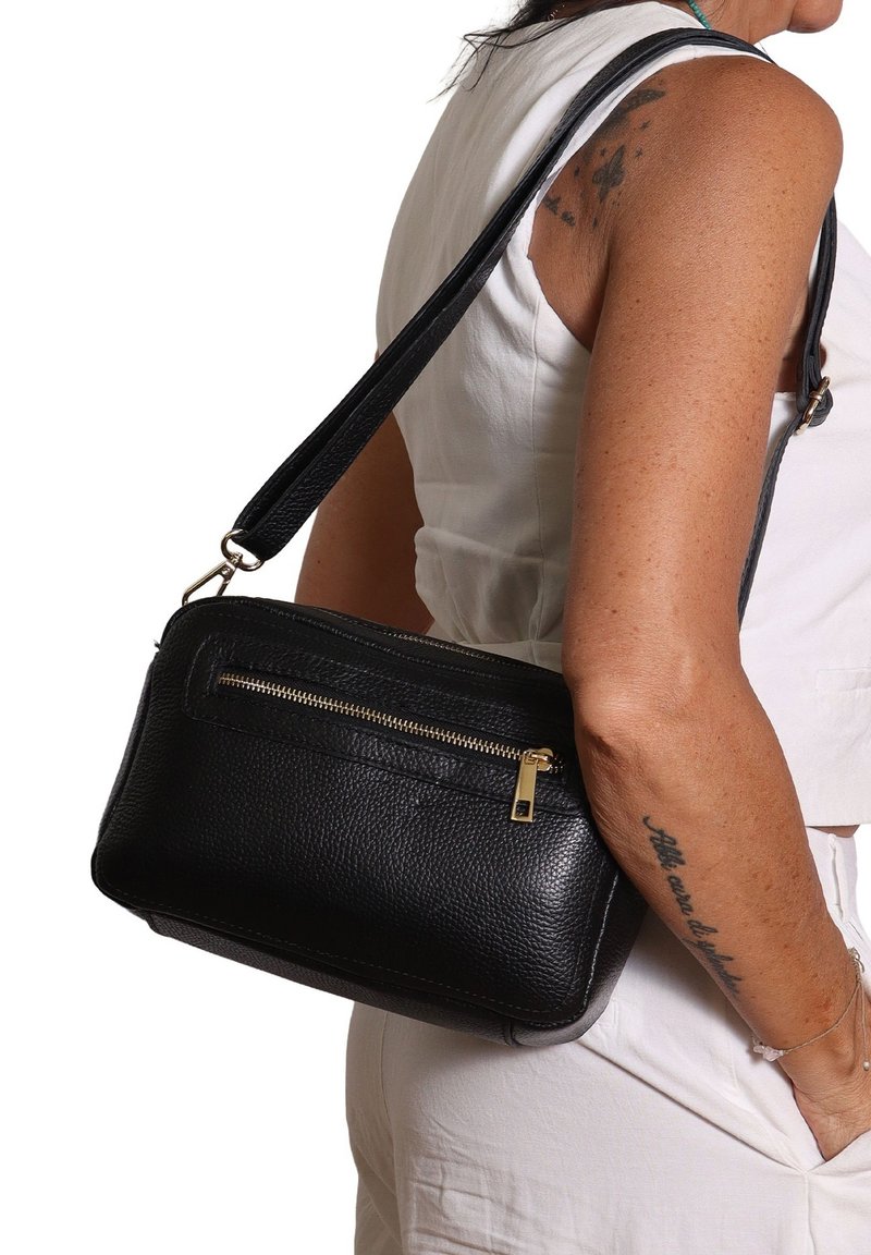 Borsa a tracolla nera in pelle con finitura testurizzata, tasca frontale con zip e hardware dorato. Cinghia regolabile e forma rettangolare.