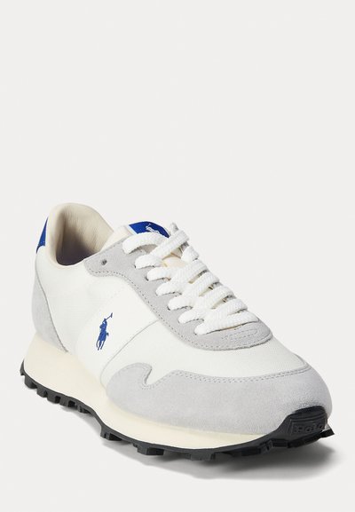 Λευκά και γκρι sneakers με σχέδιο από σουέντ και ύφασμα, διαθέτουν μπλε λεπτομέρειες και υφή μαύρης καουτσούκ σόλας. Κλασικό στυλ με κορδόνια.