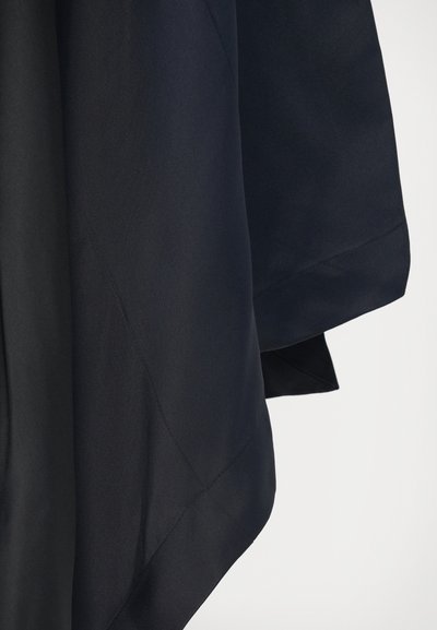 Un tessuto di un blu navy scuro si drappeggia dolcemente, con una texture liscia e cuciture angolari. Il design presenta una forma ampia e svasata all'orlo.