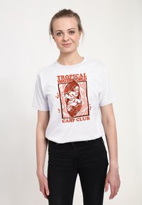 Hvid bomulds t-shirt med et orange grafisk design af koi fisk og teksten "Tropical Water World Camp Club" i en dekorativ skrifttype.