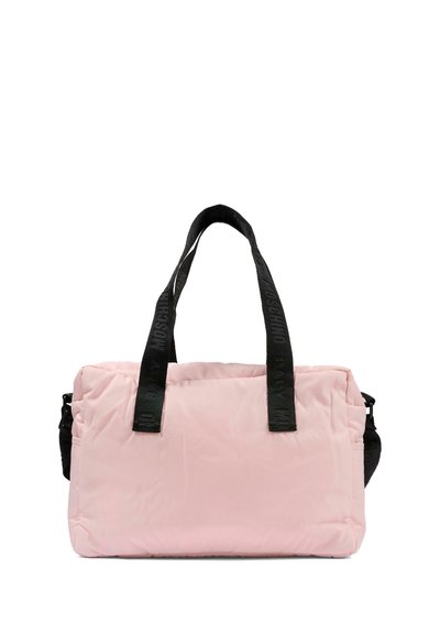 Różowa torba tote z poduszką i czarnymi uchwytami, wykonana z teksturowanej tkaniny, z zamykaną na suwak kieszenią z boku oraz kontrastującymi paskami z logo.