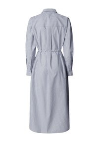 Φόρεμα με μακριά μανίκια και μήκος μέχρι το γόνατο, με κάθετες μπλε και λευκές ρίγες, γιακά, μανσέτες με κουμπιά και πλεκτή ζώνη στη μέση.