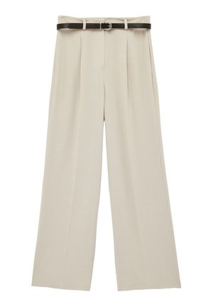 Beige wijde broek met plooien aan de voorkant en een zwarte leren riem met een zilverkleurige gesp in de taille, plat neergelegd.