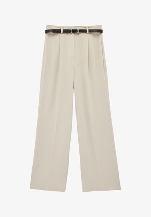 Pantalones beige de pierna ancha con pliegues frontales y un cinturón de cuero negro con hebilla plateada en la cintura, plegados y extendidos.