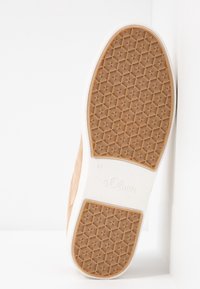 Semelle de sneaker S. Oliver avec un fond en caoutchouc texturé à motif alvéolaire, couleur marron clair et bordure blanche.