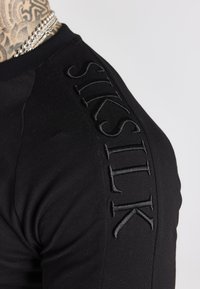 SIKSILK LONG SLEEVE EMBROIDERY PANEL GYM TEE - Longsleeve - black