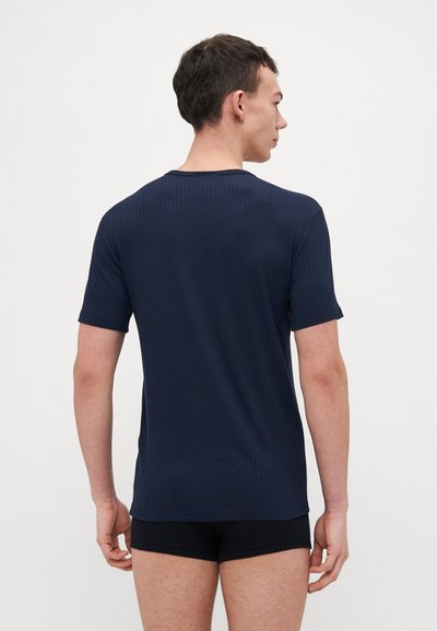 T-shirt pour homme bleu marine à manches courtes avec une texture côtelée et un col rond, des détails de couture visibles et une coupe ajustée.