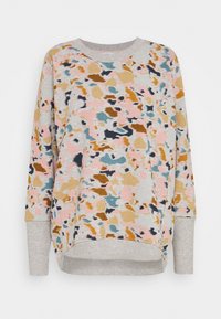 Pull-over à manches longues avec un motif abstrait multicolore en rose, bleu et or sur fond gris clair, avec un ourlet arrondi et des poignets.
