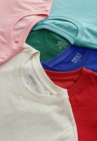 Six t-shirts à col rond pliés en rose, bleu clair, vert, bleu, rouge et blanc, étiquetés "NEXT Regular Fit M" à l’intérieur du col.