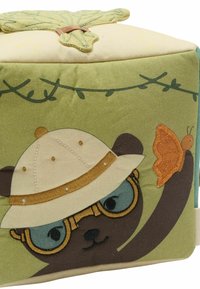Pouf verde cu design cu urs, având detalii brodate, un capac în formă de frunză și un accent sub formă de fluture. Material texturat cu un finisaj moale.