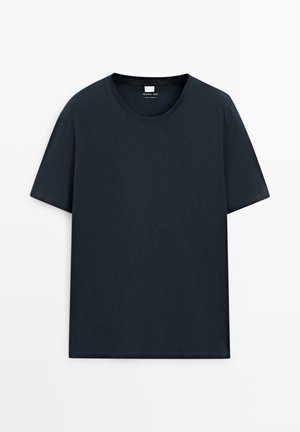 Enkelt mørk marineblåt kortærmet bomuldst-shirt med rund halsudskæring, vist fladt mod hvid baggrund.