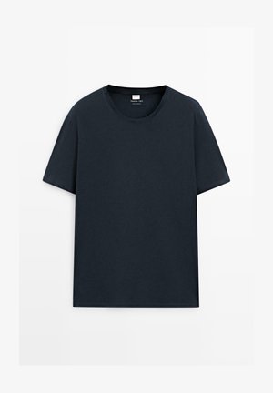 Enkelt mørk marineblåt kortærmet bomuldst-shirt med rund halsudskæring, vist fladt mod hvid baggrund.