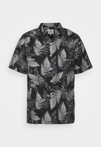 Korte mouwen overhemd in zwarte stof met een varenprint in grijstinten; heeft een kraag en vijf knopen aan de voorkant voor sluiting.